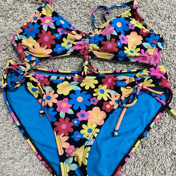 Bathing suit/bikini - Picture 1 of 4